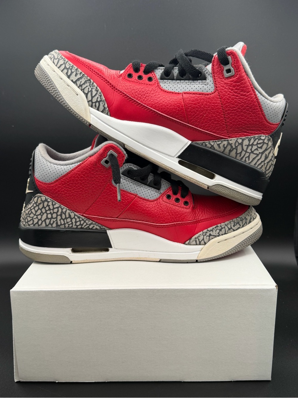 Air Jordan 3 Retro Red Grey used in excellent condition 8.5 men replacement box